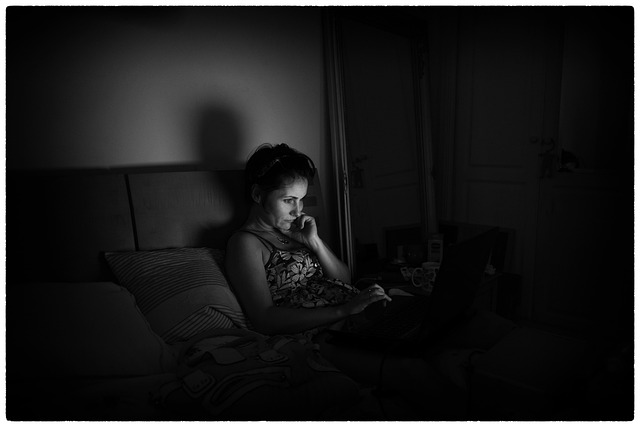 femme devant ordinateur dans lit La fatigue